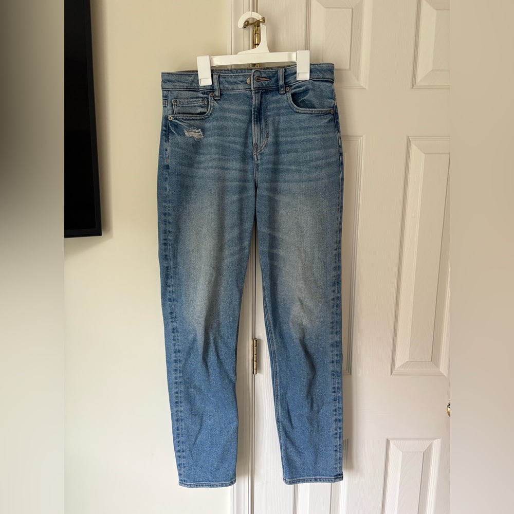 American Eagle High Rise Mom Jeans – Light Wash, Size 4 Long, Stretchy
